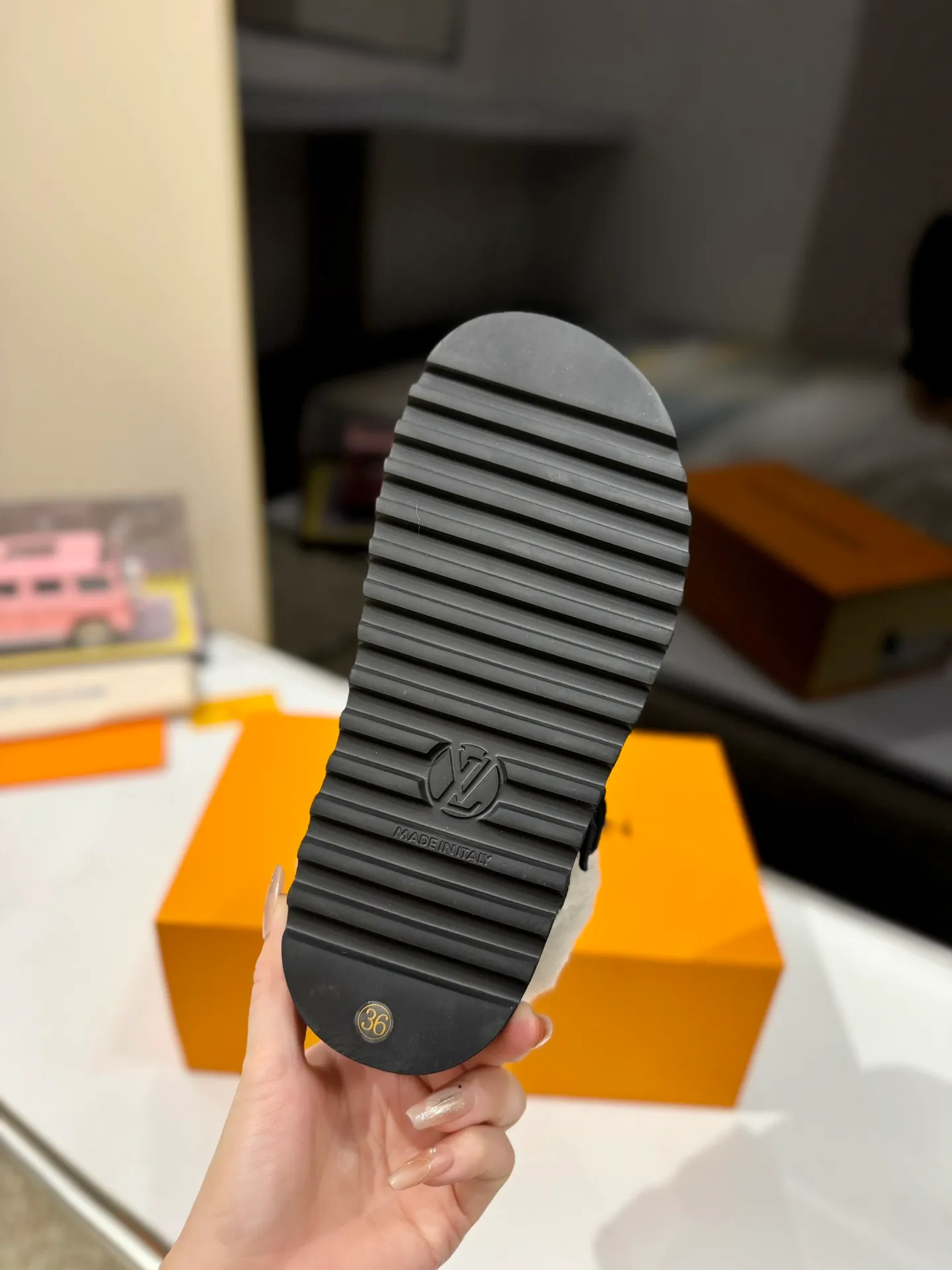 👟👟Ex-factory price 560👟👟 Louis Vuitton lv louis vuott…on fw24 new arrival～The latest furry slippers for autumn and winter🏂🏂 This pair of furry slippers is also very good-looking! The leather ones are very high-end! ! !Paired with denim shorts in autumn and winter, it’s perfect! Put it on and you will instantly have your ideal height! 😍 A favorite style, with fashion elements, the appearance of the upper is full of nobility. Wearing it can always show off the fashionable charm of women. It is fashionable but not too showy. The high-end beef tendon on the upper and the Lvjia letter buckle are so beautiful. ✅Upper: imported high-end frosted/cow leather ✅Outsole: original outsole ✅Inner lining: imported real wool ✅Size: 35-42 (41.42 customized, non-returnable) ✅Packaging: full set of original drawer box